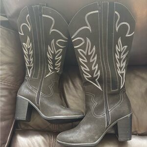 Stylish Black Heeled Western Boots
